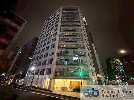 淡麗な気品と洗練美を表現しながらも、端正なフォルムでスタイリッシュなデザイン。周りの地に溶け込みながらも存在感を忘れずに佇む、そんな造形のマンションは、訪れる方に美しさを感じさせてくれる事でしょう。