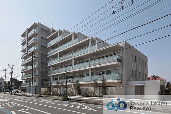 街に馴染みつつも確かな存在感を放つ、洗練された外観。シンプルながらも細部まで配慮されたデザインが、上質な暮らしへの期待を高めます。