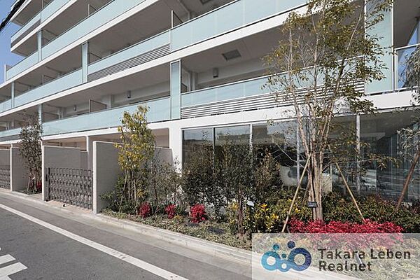 きちんと整備された植栽による柔らかな印象で、住まう方を優しい表情で出迎えてくれます。