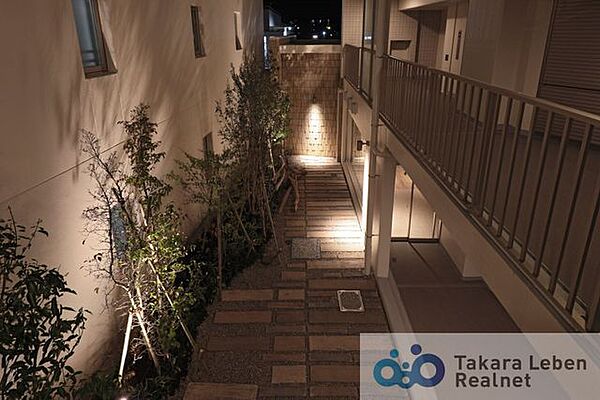 温もりあふれる中庭。風通しも良く、マンション内を快適な空間にしてくれます。