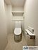 トイレ：7階トイレ。ウォシュレット機能付きのトイレは壁掛けリモコンの上位グレードを採用。便座がスッキリした印象となり、限られた空間を広く見せる効果があります。