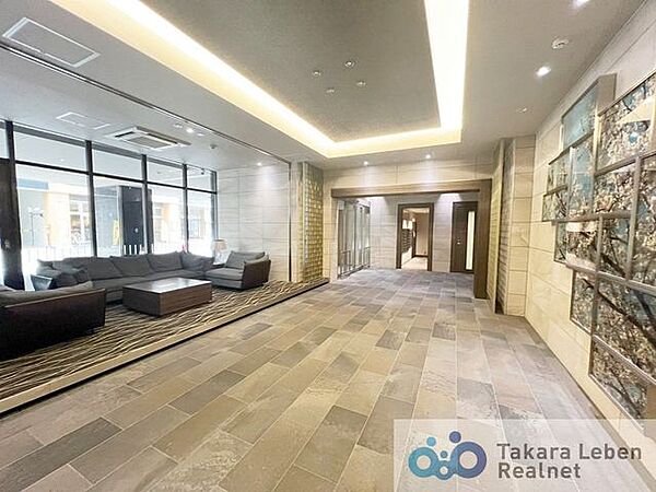 マンションエントランスです。落ち着いた温かみのある色調で、住む人をやさしく迎えてくれます。広々とした高級感溢れるエントランスが、ワンランク上の生活をお約束致します。
