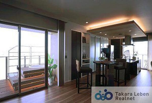 家族が集まる場所だからこそ、採光と通風を確保した心地よいリビングとなっております。自然と家族皆が揃い、笑顔が溢れる場となりそうです。