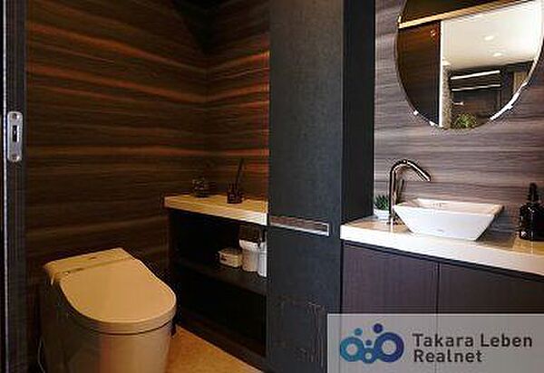 収納があるので、トイレットペーパーのストックや清掃道具等を収納するのに便利です。