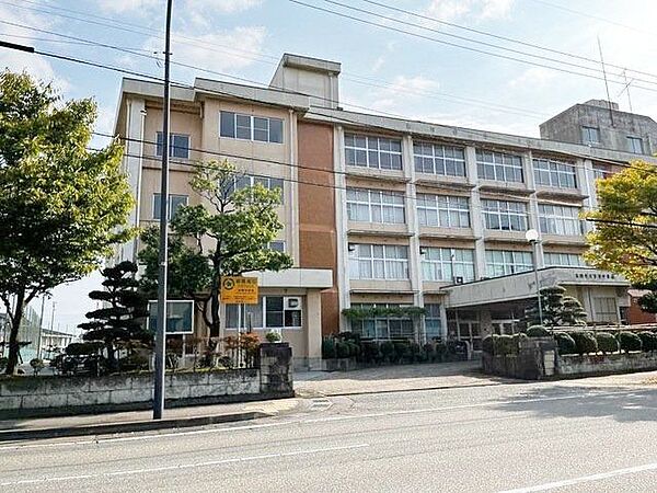 高岡市立芳野中学校 徒歩8分。 550m