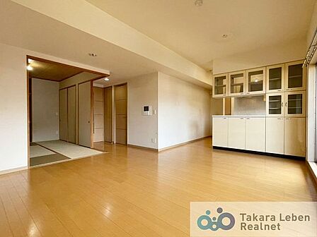 落ち着いた雰囲気と開放感を兼ね備えたリビング。家具配置の自由度も高く、ライフスタイルに合わせたレイアウトが可能です。