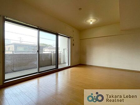 家族が集まる場所だからこそ、採光と通風を確保した心地よいリビングとなっております。自然と家族皆が揃い、笑顔が溢れる場となりそうです。