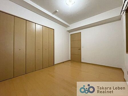 主寝室としても使いやすい広さを確保。家具配置もしやすく、毎日の生活リズムを整えてくれる空間です。