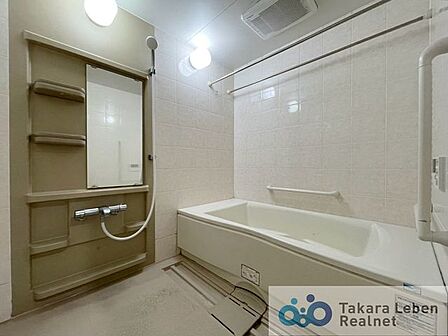 1日の疲れを取り心身を癒すことができる住まいの中のリラクゼーション空間。心からゆったりと寛いでいただけるよう、落ち着いたバスルームになっています。