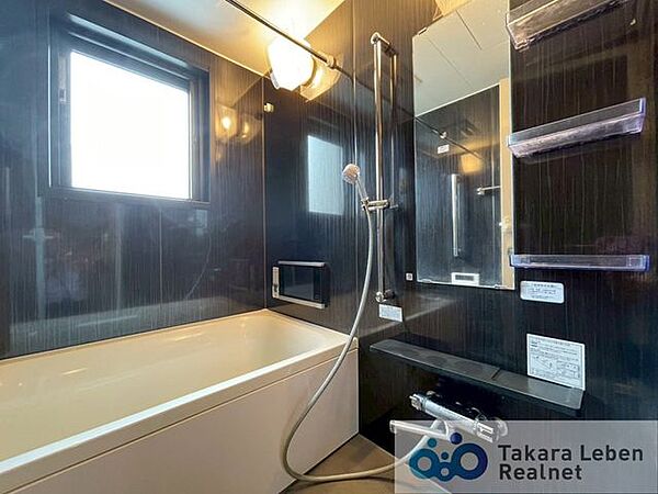 窓付きのバスルーム。換気のしやすさだけでなく、風を感じながらの入浴も可能です。個室でありながら、リラックスできる開放的な空間に。