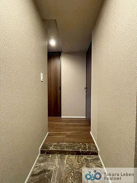 ナチュラルカラーの室内廊下、明るく開放感のある空間を演出します。