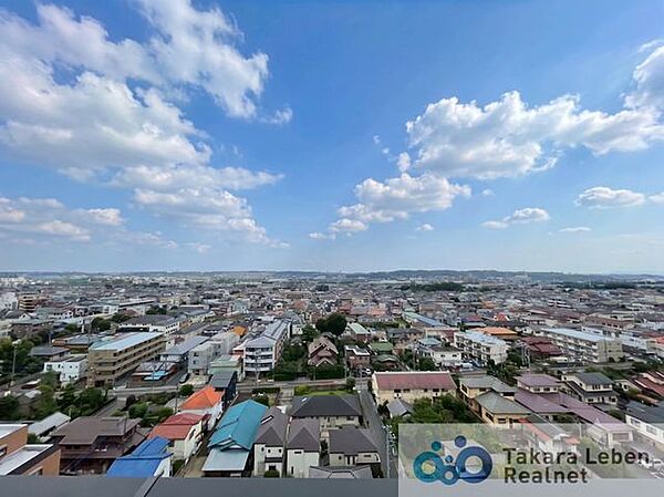 住戸からの眺望。窓の外に広がる大きく開けた眺望は、日々の暮らしの中に喜びを感じさせてくれ、心まで開放的にしてくれそうです。※AIにて青空の加工をしております