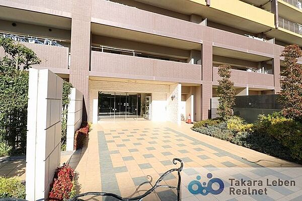 エントランスは、落ち着いた外観デザイン。エントランスのサイドには植栽を配し、緑の潤いにあふれたアプローチを実現。