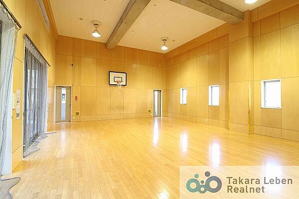 お子様達の遊び場として、バスケットリングを設置した共有部の「キッズスタジアム」。雨の日が続いてもお子様が広々と遊べる空間があるのは嬉しいですね。