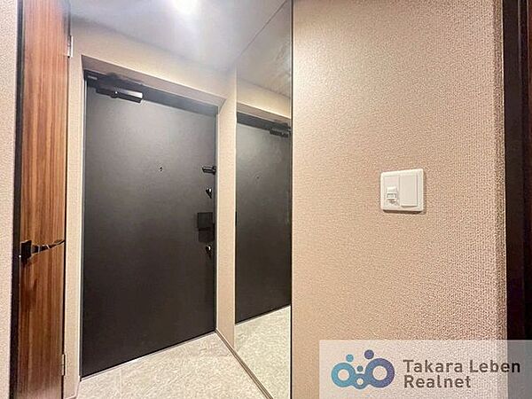 靴の収納スペースを豊富に確保した玄関。シューズインクローゼットを備えているため、玄関まわりをすっきり保つことができます。