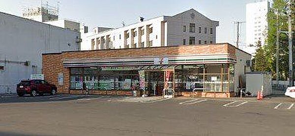 セブンイレブン弘前北瓦ケ町店 徒歩3分。 220m