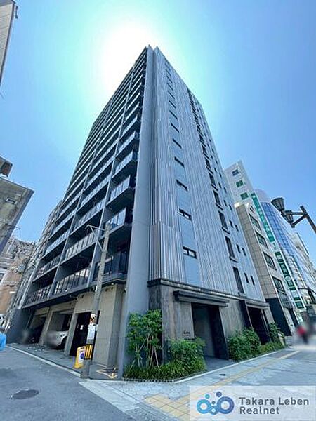 周囲の風景と美しく調和した外観は、主張しすぎず、それでいて印象に残る佇まい。住むほどに愛着が深まる、落ち着きあるデザインです。