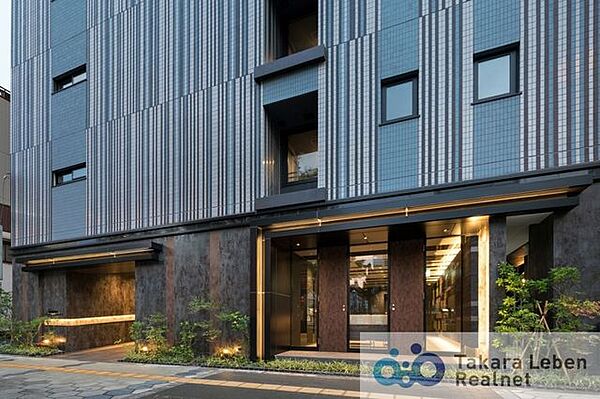 千日前通や周囲の街並みと響き合いながら、個性を演出するエントランスアプローチ。