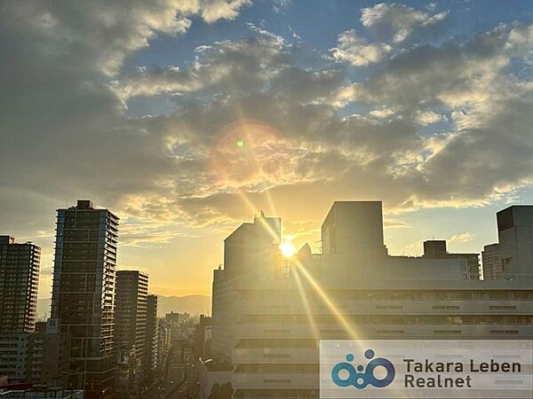 14階から望む鮮やかな朝日。ビル群を黄金色に照らす光を浴びれば、最高の気分で一日をスタートできます。