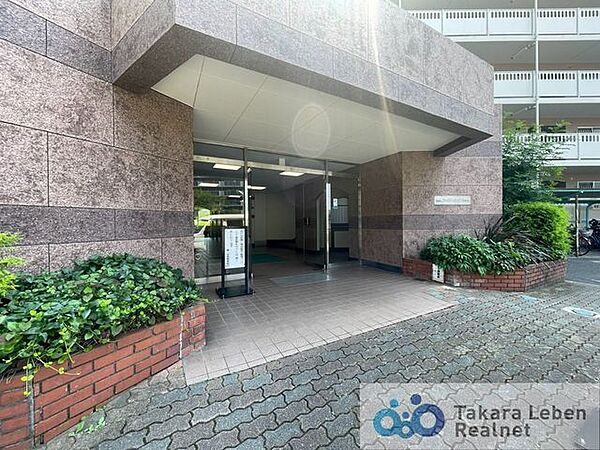 エントランスのサイドには植栽を配し、緑の潤いにあふれたアプローチを実現。