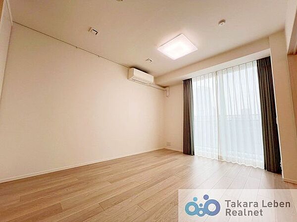 明るく開放的な空間が広がるLDK。室内には豊かな陽光が注ぎ込み、爽やかな住空間を演出。