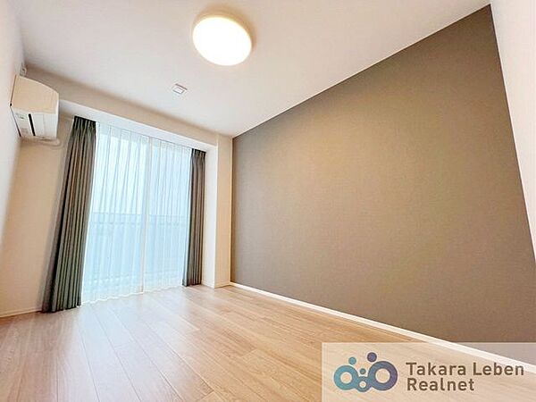 洋室約7.0帖：広々とした洋室。清々しい日の光をめいっぱい享受できる心地よい空間です。