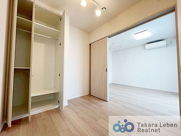 洋室約4.0帖：独立したお部屋としてだけでなく、リビング空間の延長として利用しても良いですね。