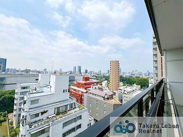 住戸からの眺望。前面に高い建物がなく、遠くまで見通せる眺望が魅力です。