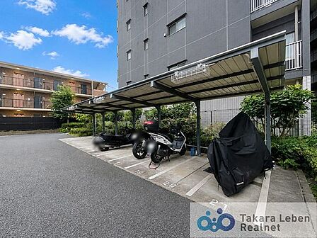 敷地内バイク置場（使用細則要確認）※AIにて青空加工をした画像となります