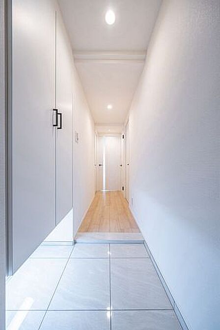 明るさを感じられる玄関は、毎日の出入りがしやすい空間。来客時にも落ち着いた印象を与えます。