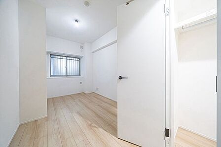 明るさと使いやすさを兼ね備えた洋室。居室としてはもちろん、収納やワークスペースとしても活躍します。