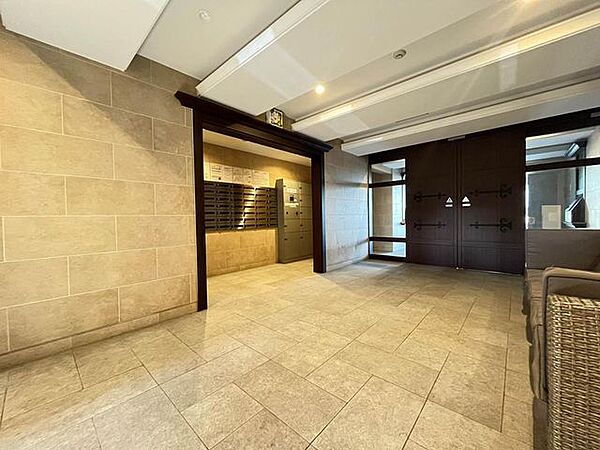 建物の印象を整える、落ち着いたデザインのエントランス。住まう方や来訪者を穏やかに迎える空間です。