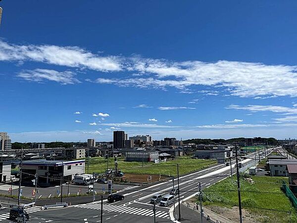 住戸からの眺望。遮るものがなく開放的な景色が広がります。心地の良い風と柔らかい採光をお部屋に取り込んでくれ、日々の生活がより豊かになります。