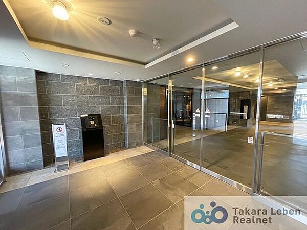 エントランスはオートロックとなっており、防犯面も安心となっております。特に女性の方やお子様連れのお客様には安心ができる設備ですね。