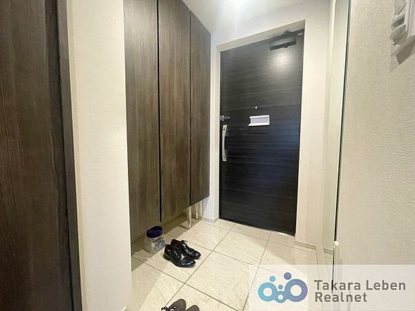 シンプルな玄関は、インテリアを選ばず、すっきりとした印象。毎日の外出・帰宅をスムーズに迎えられます。