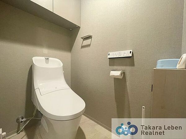 ウォシュレット機能付きのトイレは壁掛けリモコンの上位グレードを採用。便座がスッキリした印象となり、限られた空間を広く見せる効果があります。
