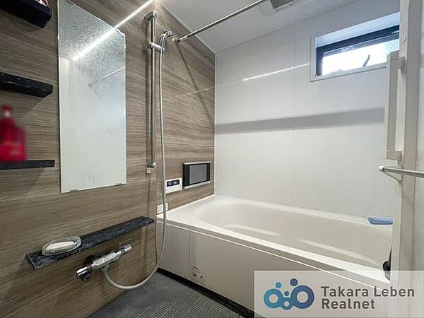 シンプルかつ、清潔さを感じさせるバスルーム。浴室乾燥機機能も付いている為、雨風がある際の室内干し等にご利用いただけます。