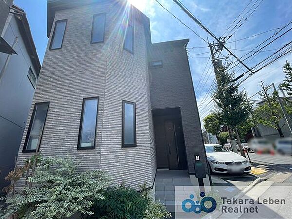 周囲の街並みと調和する、シンプルで優しいデザインの外観です。柔らかな印象で、住まう方を優しい表情で出迎えてくれます。