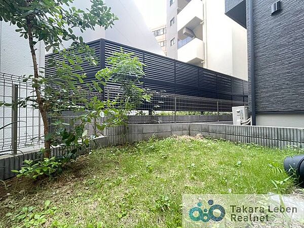 チェアやテーブルを置き、ティータイムを楽しんでも良し。趣味のガーデニングや家庭菜園も楽しめそうです。