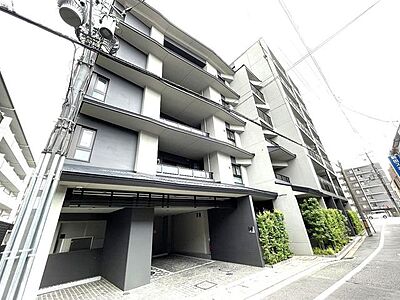 外観:周囲の景観と美しく溶け合いながら、凛とした表情を見せる外観デザイン。落ち着きと品格を兼ね備え、日常を心地よく迎え入れてくれる住まいです。 外観:周囲の景観と美しく溶け合いながら、凛とした表情を見せる外観デザイン。落ち着きと品格を兼ね備え、日常を心地よく迎え入れてくれる住まいです。