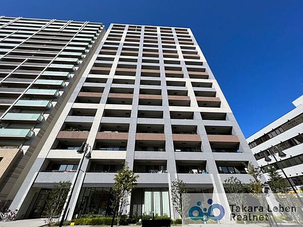 全134邸を優しく包み込む気品高い風格の佇まい。日々の暮らしに彩りを与えてくれるよう、しっかりと整備された緑も配し、居住者様の温もりある暮らしを支えます。