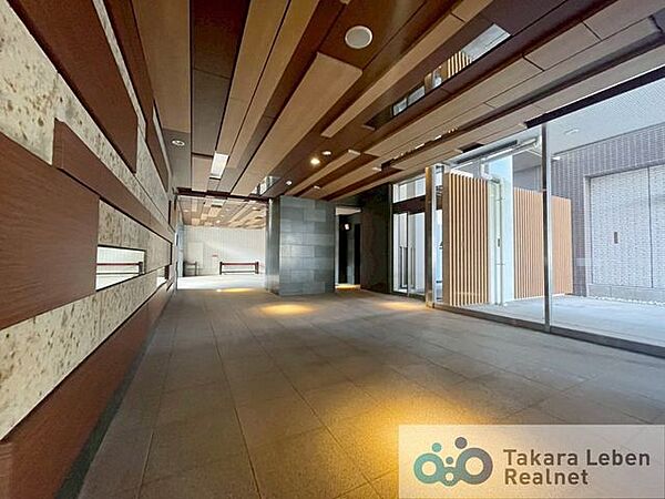 落ち着いた温かみのある色調で、住む人をやさしく迎えてくれます。広々とした高級感溢れるエントランスが、ワンランク上の生活をお約束致します。