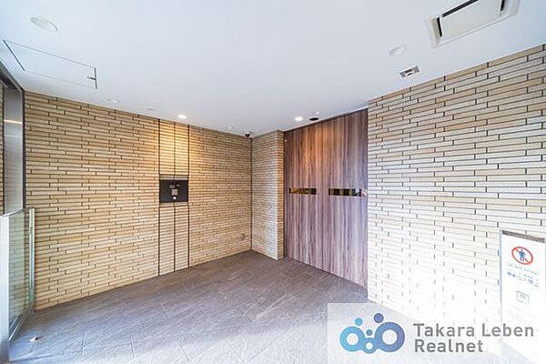 住まう人や訪れる方を優しくお出迎えするエントランス。高級感があり、居住者様の品格を上げてくれます。