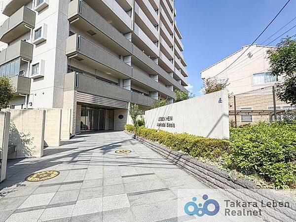 エントランス周りは植栽を配し、綺麗に管理されております。毎日のお出かけを気持ち良く後押ししてくれますね。