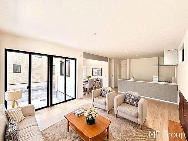 ご家族の賑やかな話し声で包まれる明るいリビング ※家具はCGです