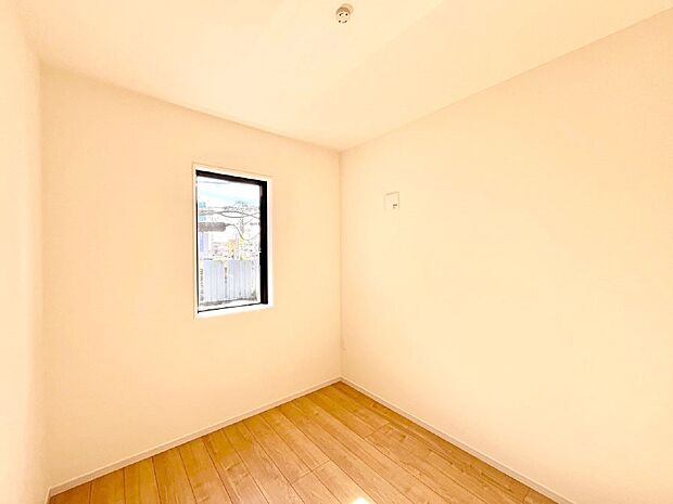 窓からのやさしい光が心地よいプライベートルーム