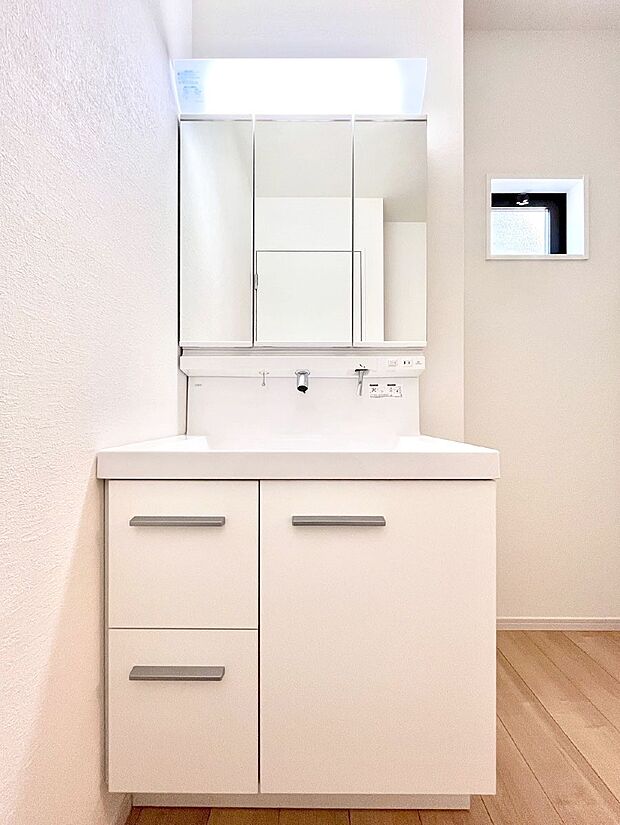 大きく見やすい三面鏡で清潔感ある洗面台は、身だしなみチェックや肌のお手入れにおすすめです。