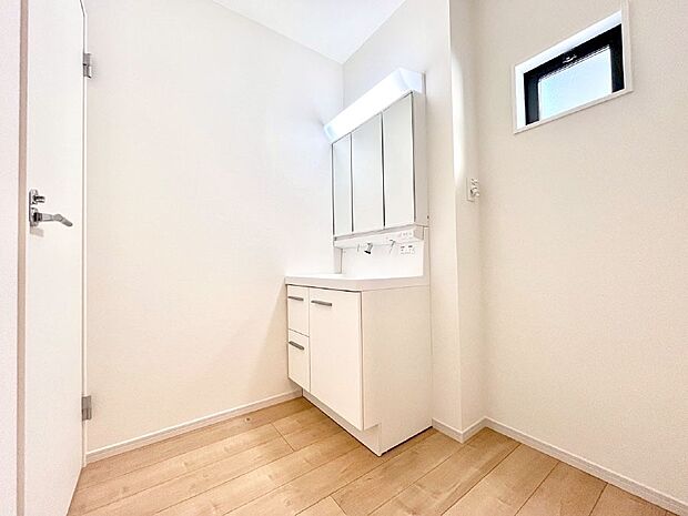 明るい洗面所は毎朝の身支度も楽しくできちゃいそうです。