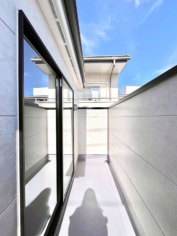 暖かな陽光が降り注ぐバルコニーはお洗濯におすすめ。爽やかな風も心地よいです。