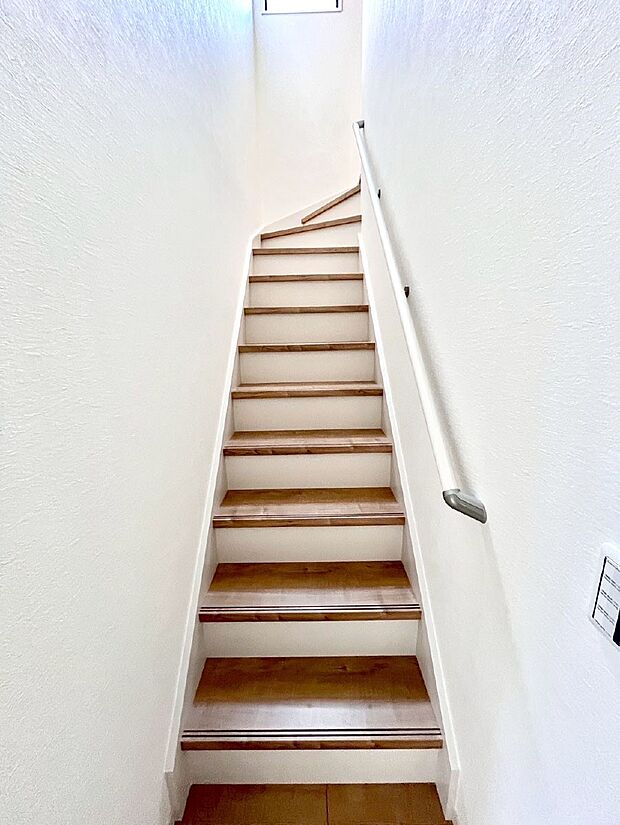 安全性を考慮し階段には手すりを設置しています